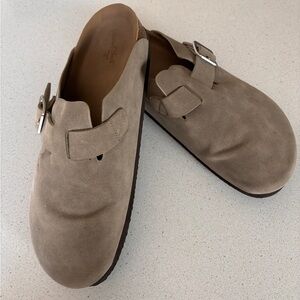 Universal threads Clogs